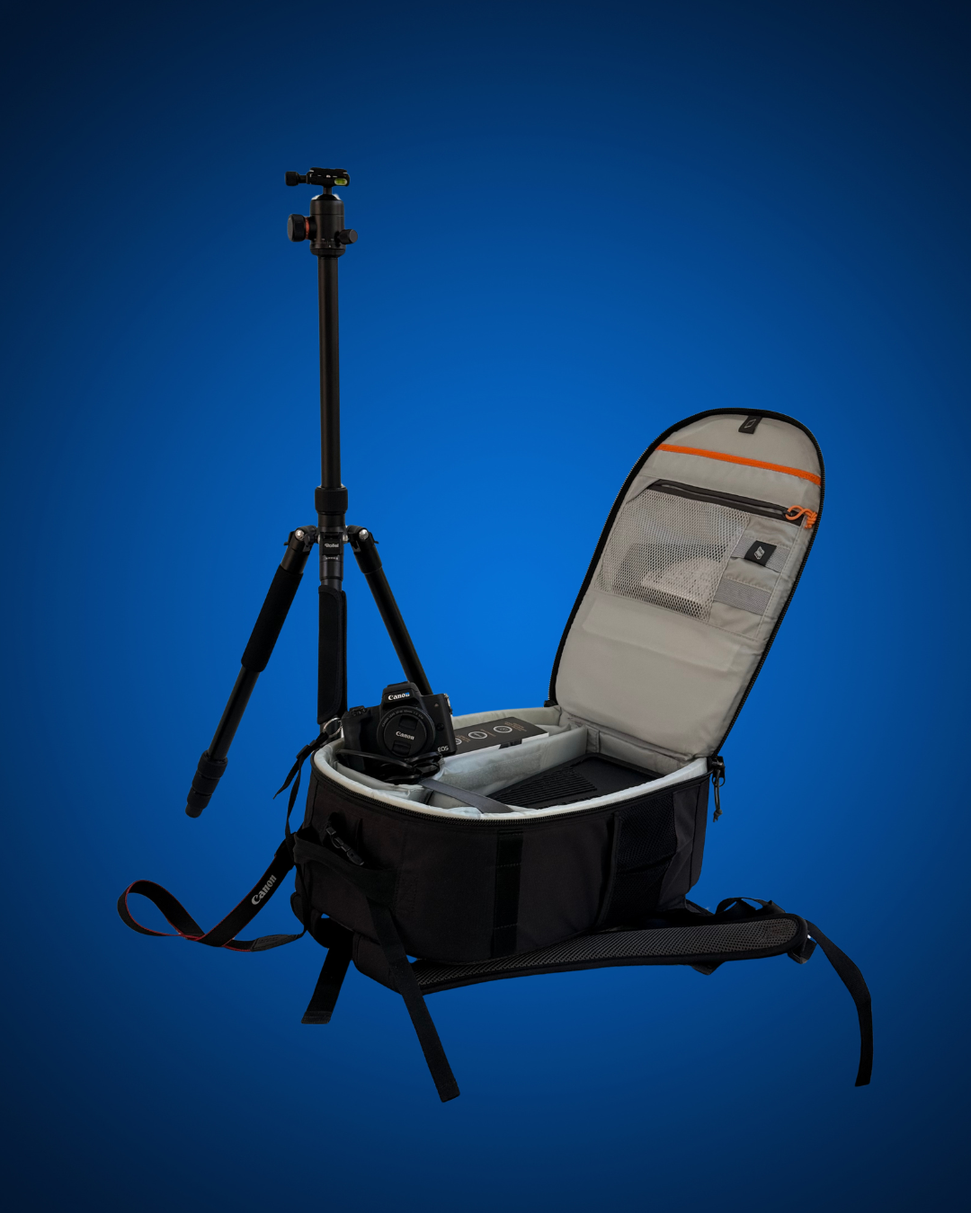 Fotoausrüstung vor blauem Hintergrund