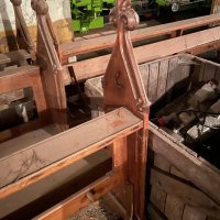 Die alten Kirchenbänke vor der Aufarbeitung.
