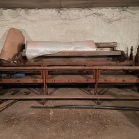 Seitenansicht der Bänke im ursprünglichen Zustand.