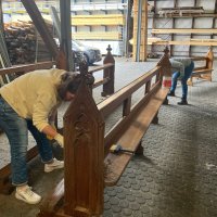 Gesammelte Bänke vor Beginn der Restaurierung.