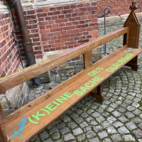 Diese Bank steht neben der Kirceh St. Johannes Baptist in Steinfeld.